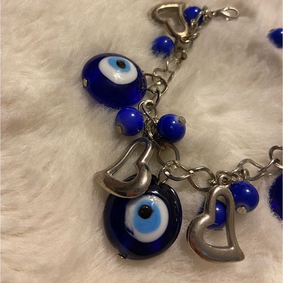 Handmade evil eye charm bracelet with hearts - Picture 5 of 9
